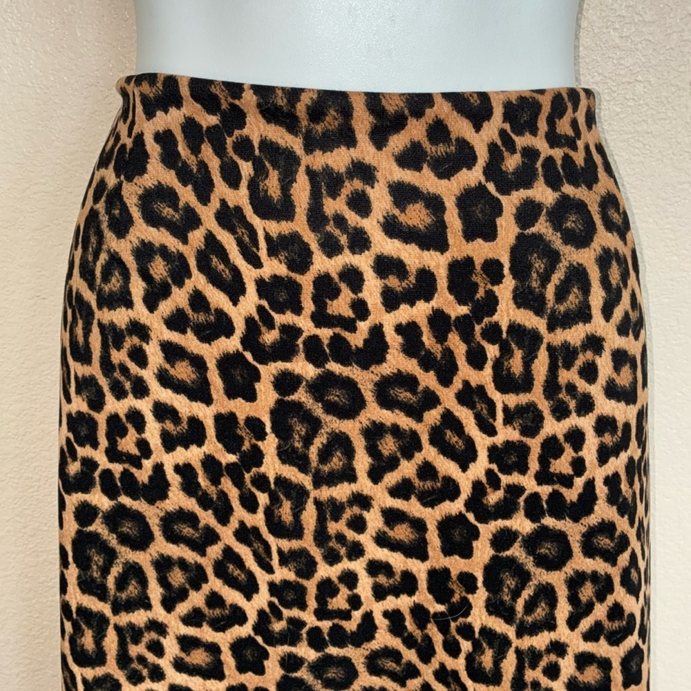 MICHAEL KORS leopard skirt, back slit, lined, exposed gold zipper in back. 16 - Picture 6 of 17